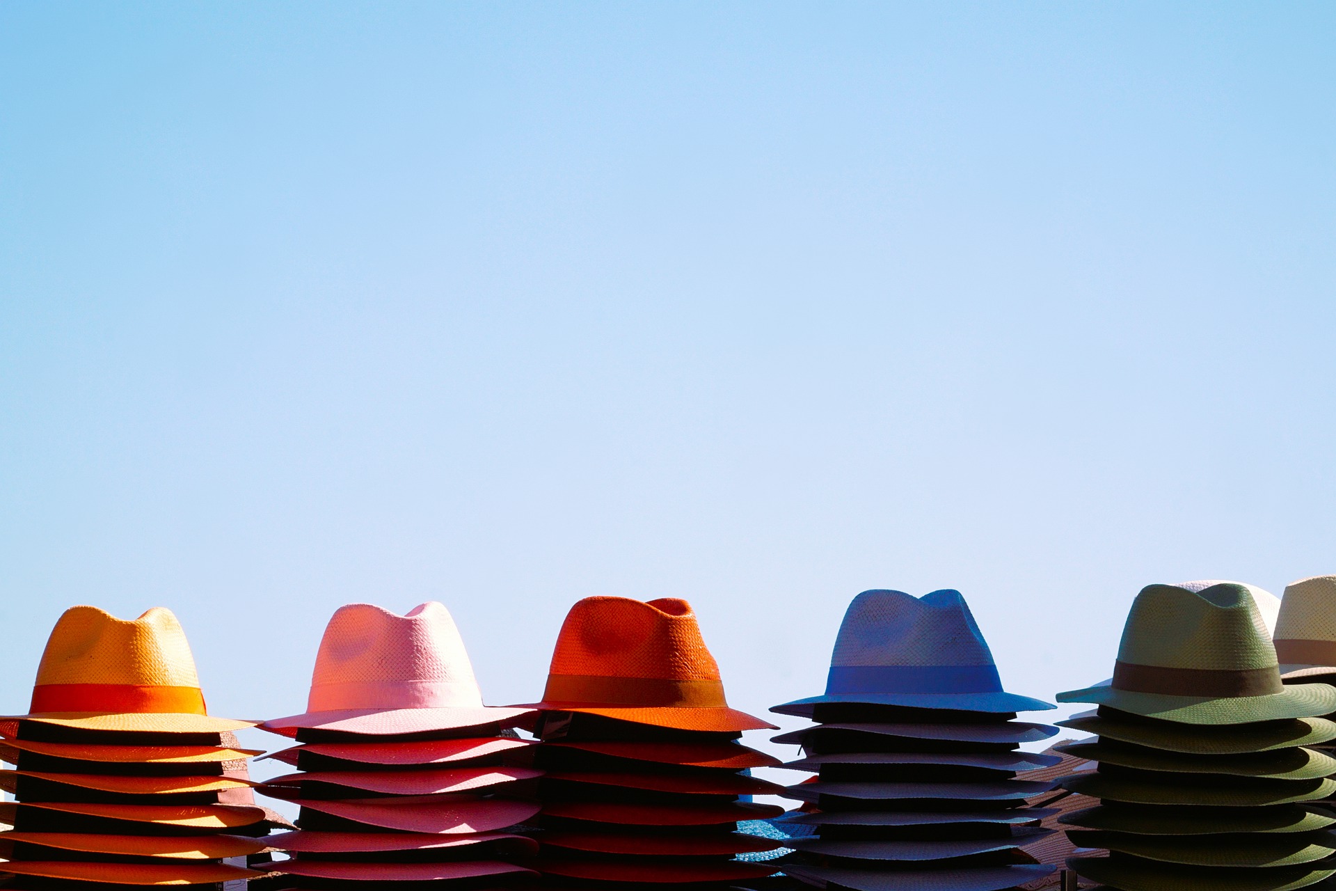 Många färgglada hattar